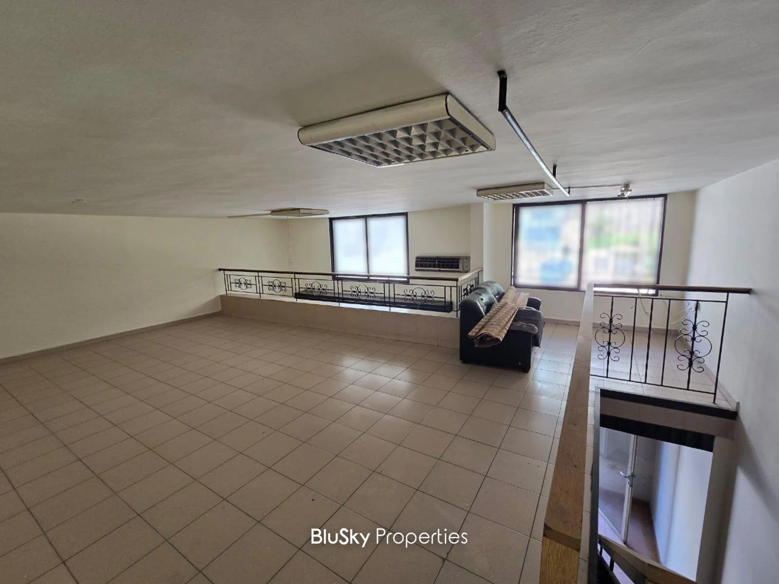 Shop 110m² Storage for Sale in Betchay — الصورة 3