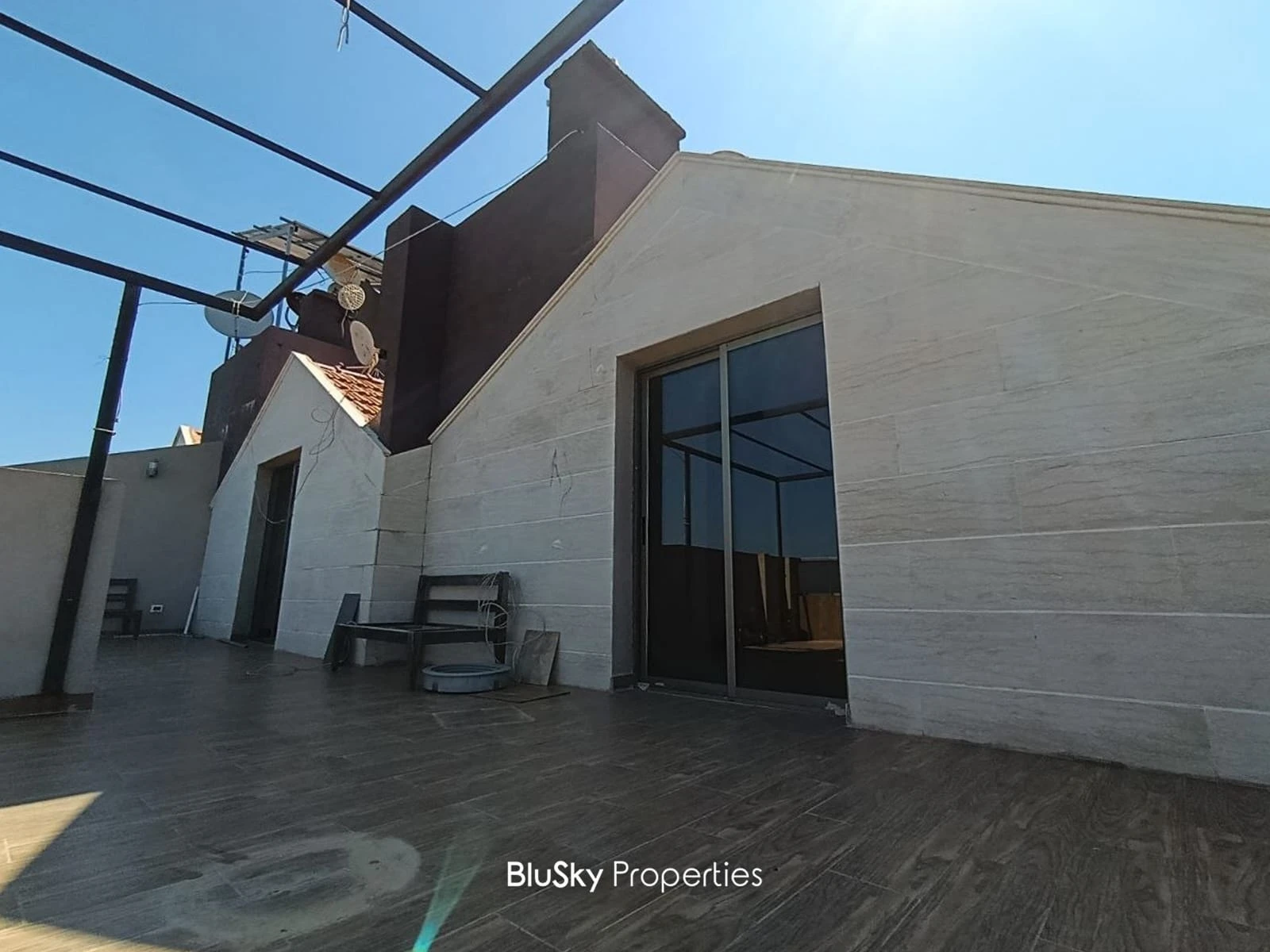 Apartment 100m² with Terrace for Rent in Blat — الصورة 2