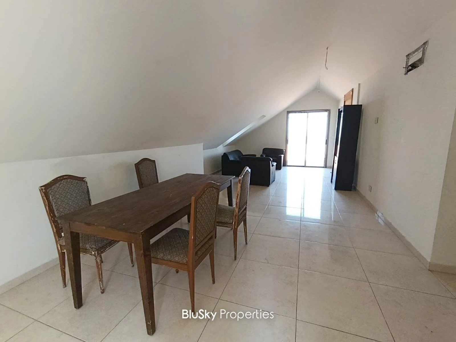 Apartment 100m² with Terrace for Rent in Blat — الصورة 3
