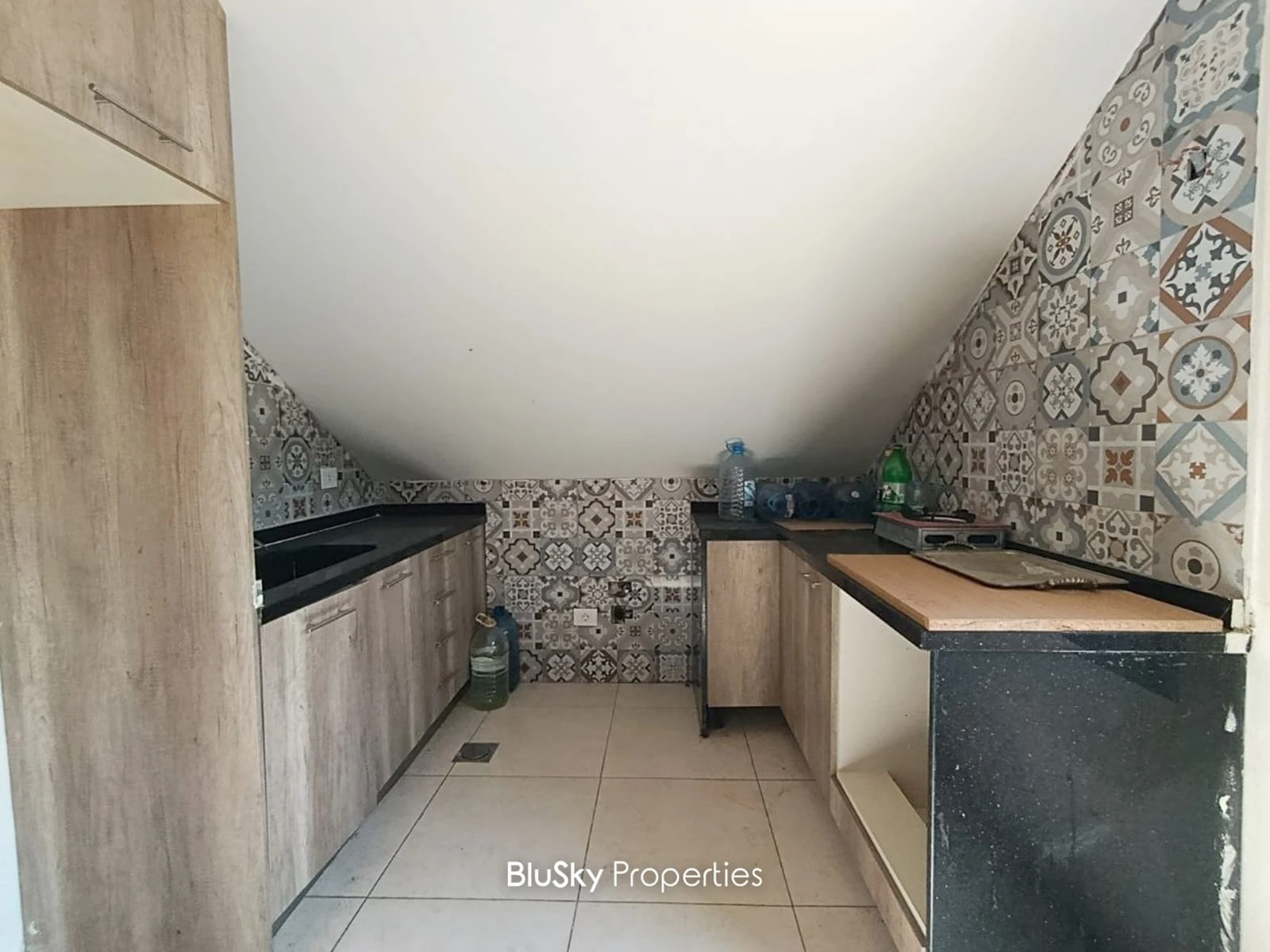 Apartment 100m² with Terrace for Rent in Blat — الصورة 4