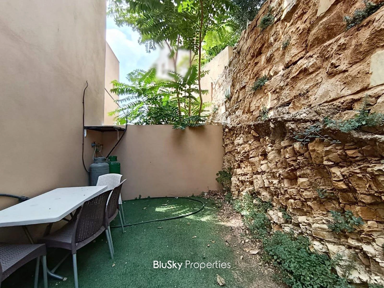 Apartment 100m² Garden for Sale in Blat — الصورة 2