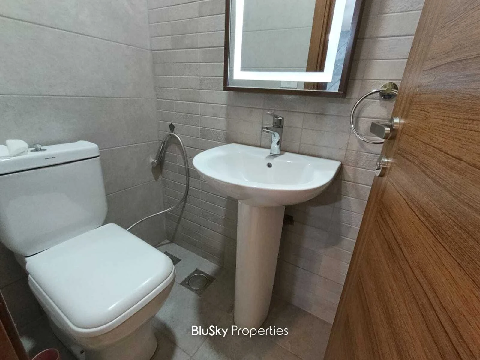 Apartment 140m² Terrace for Sale or Rent in Blat — الصورة 5
