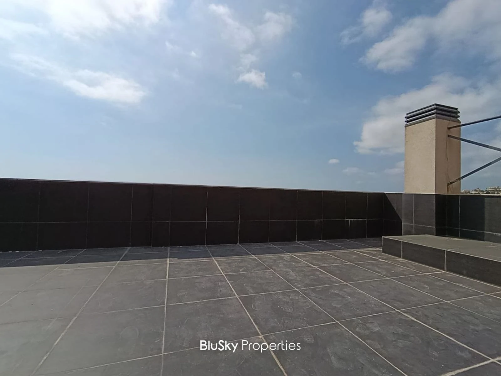 Apartment 60m² with Terrace for Sale in Blat — الصورة 2