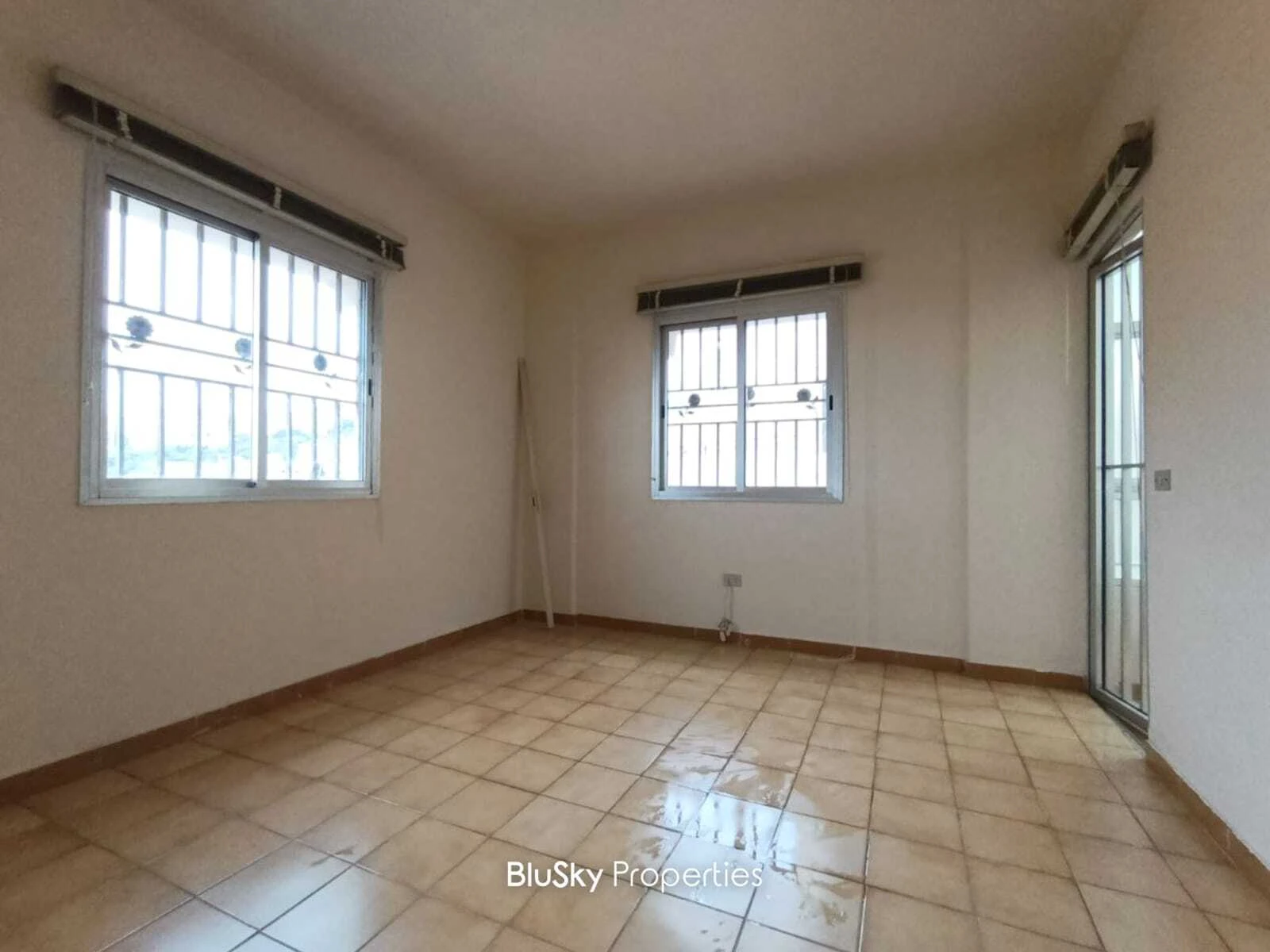 Apartment 75m² for Sale in Blat — الصورة 2