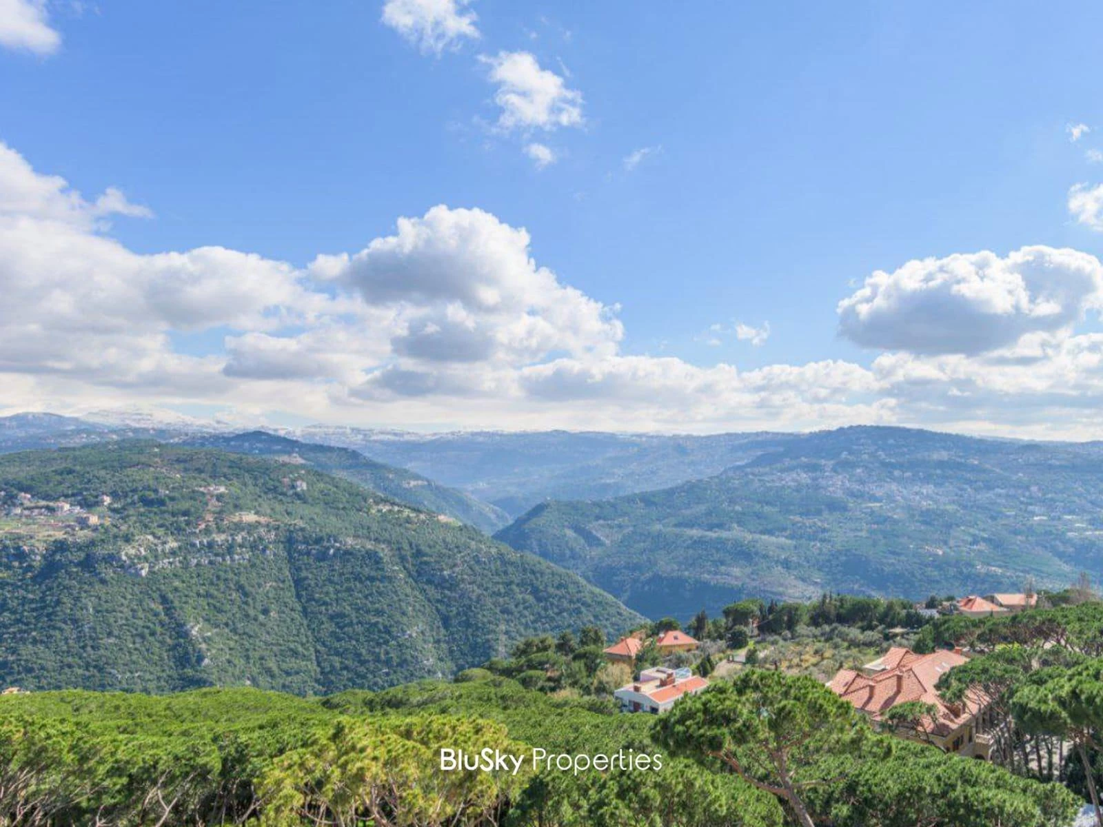 Land 1020m² for Sale in Beit Meri