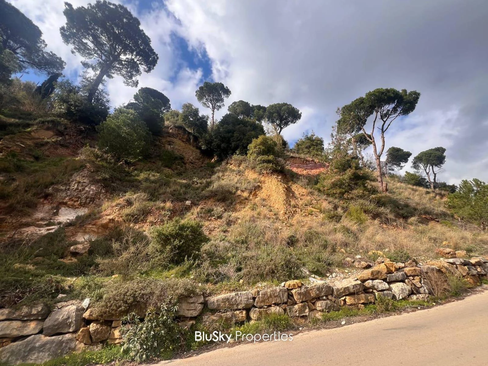 Land 1020m² for Sale in Beit Meri — الصورة 2