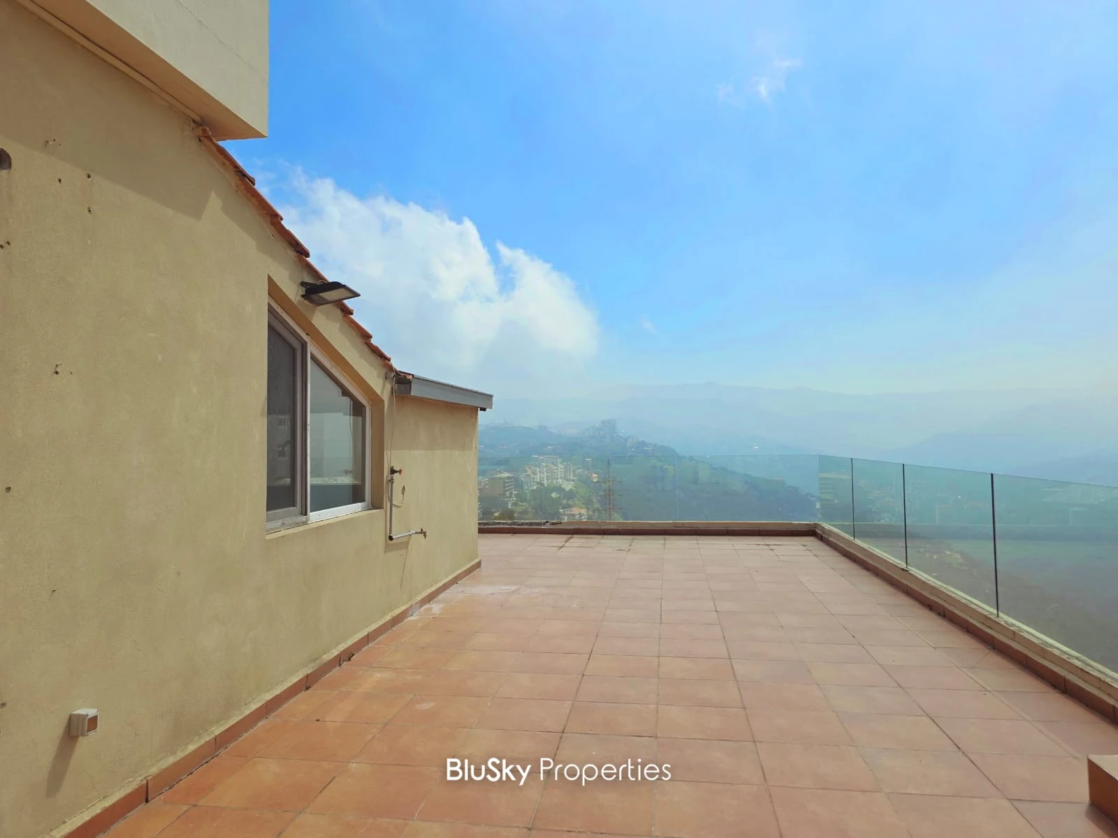 Apartment 160m² with Terrace for Rent in Beit Meri
