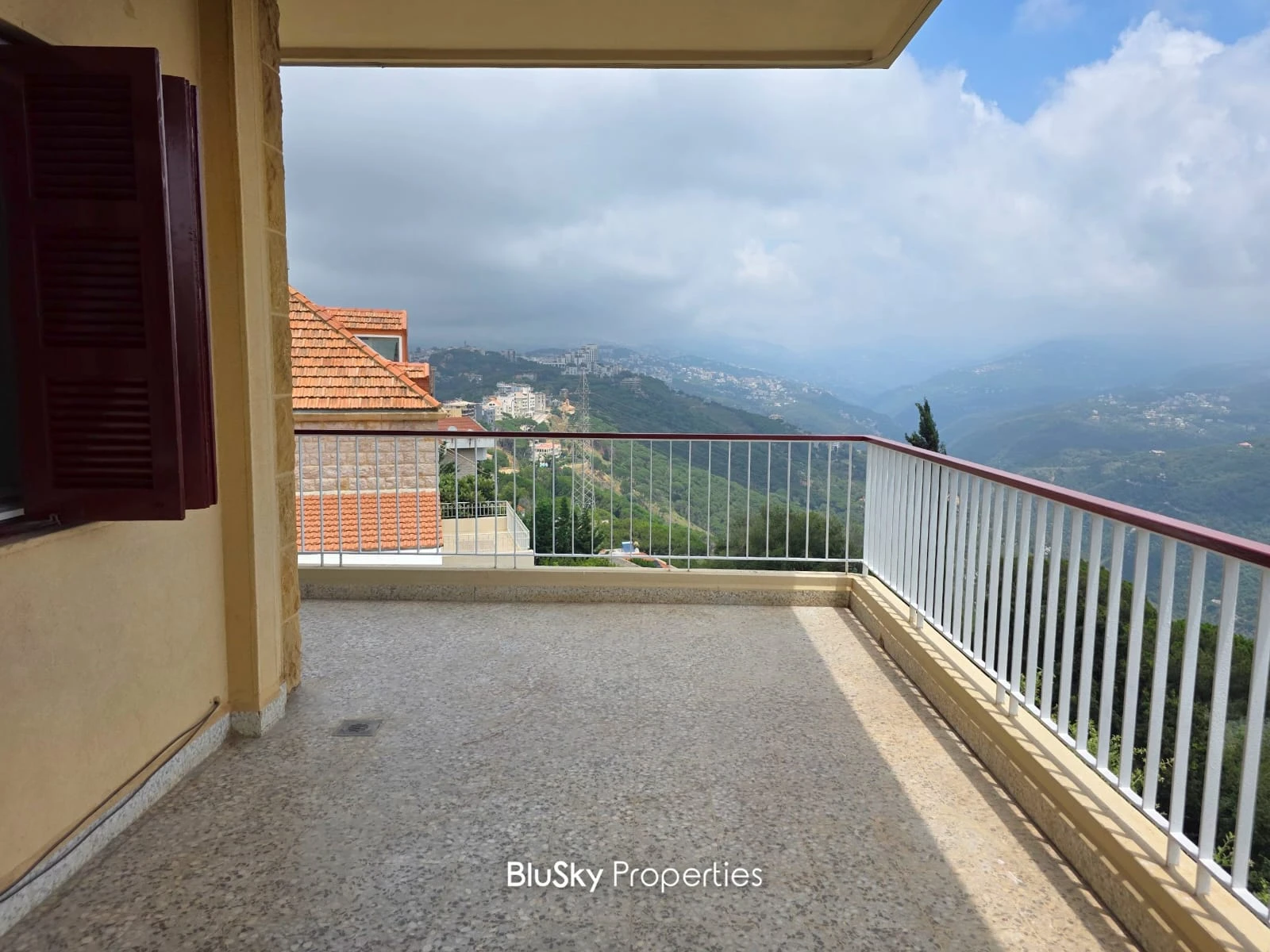 Apartment 240m² with Mountain View for Rent in Beit Meri
