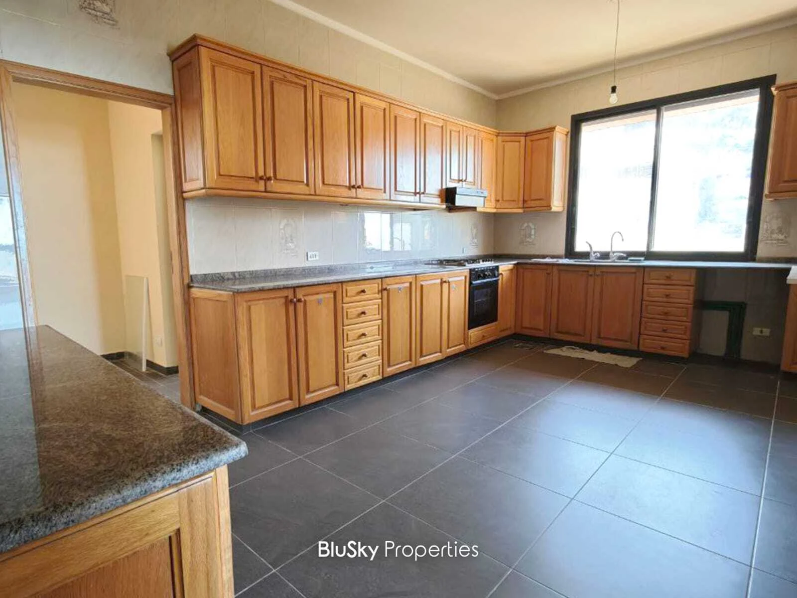 Apartment 340m² Terrace for Rent in Beit Meri — الصورة 4