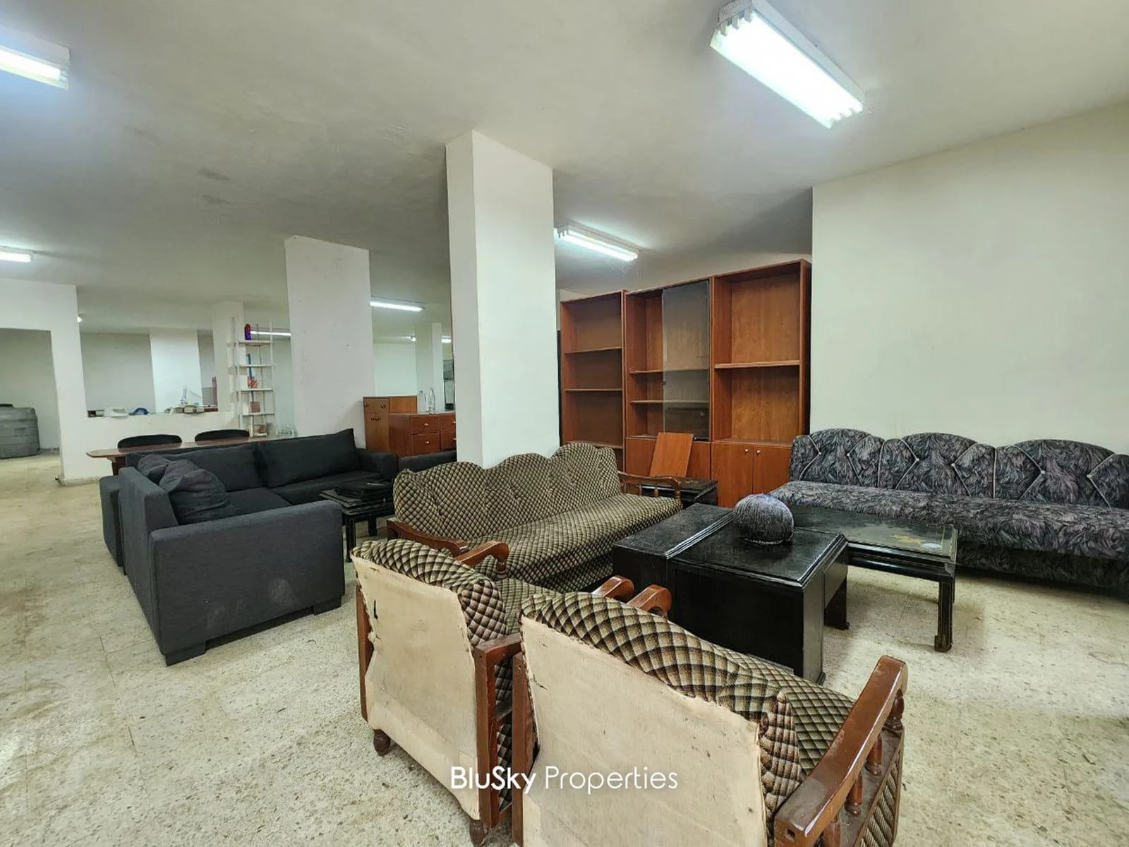 Warehouse 400m² for Sale or Rent in Beit Meri — الصورة 2