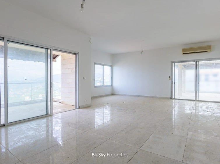 Apartment 550m² Balcony for Sale in Beit Meri