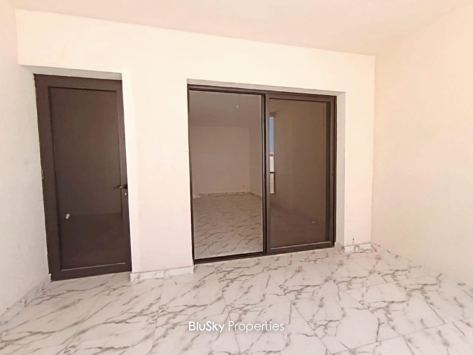 Apartment 100m² for Sale in Bouar — photo 2