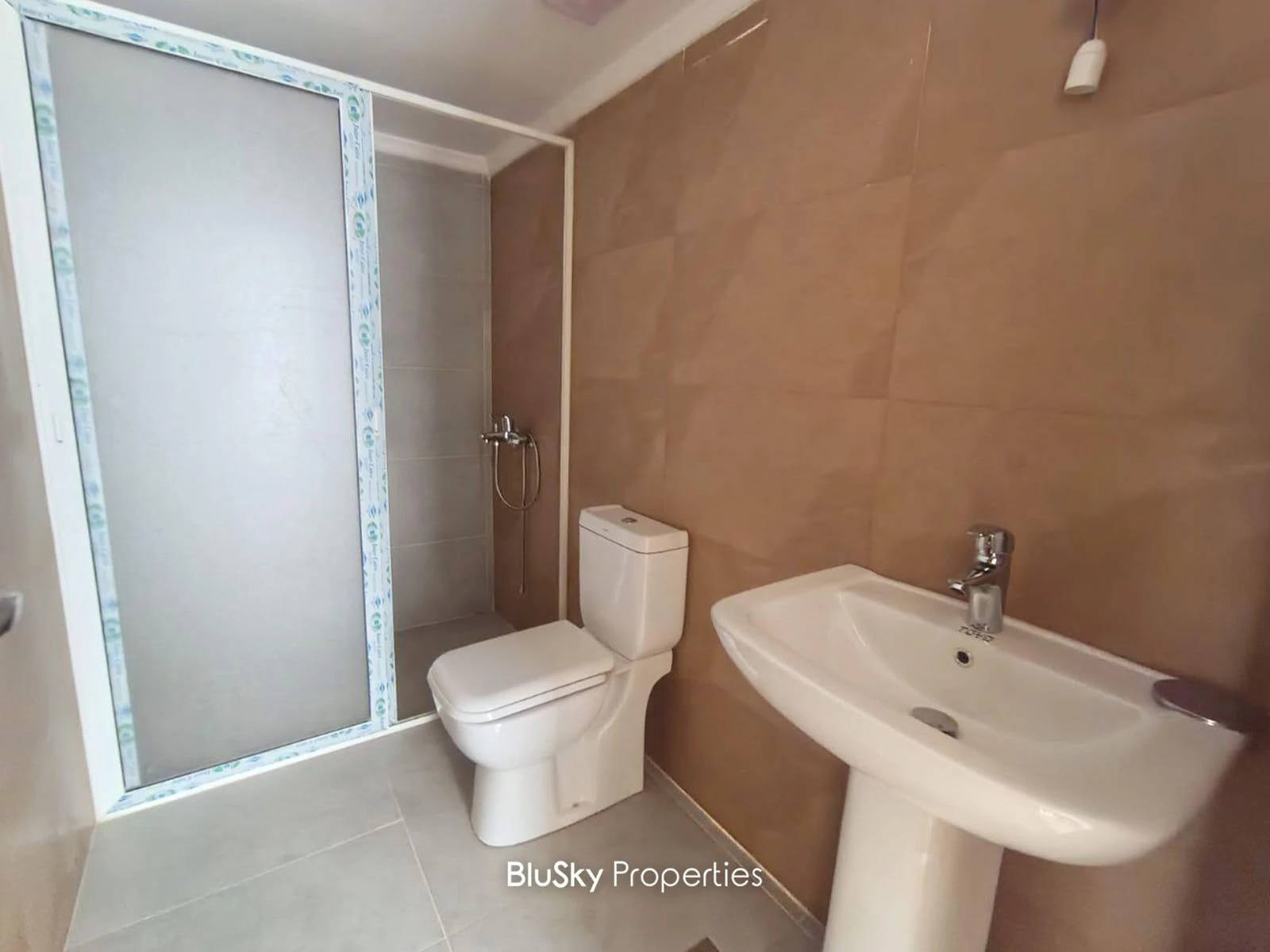 Apartment 100m² for Sale in Bouar — photo 4
