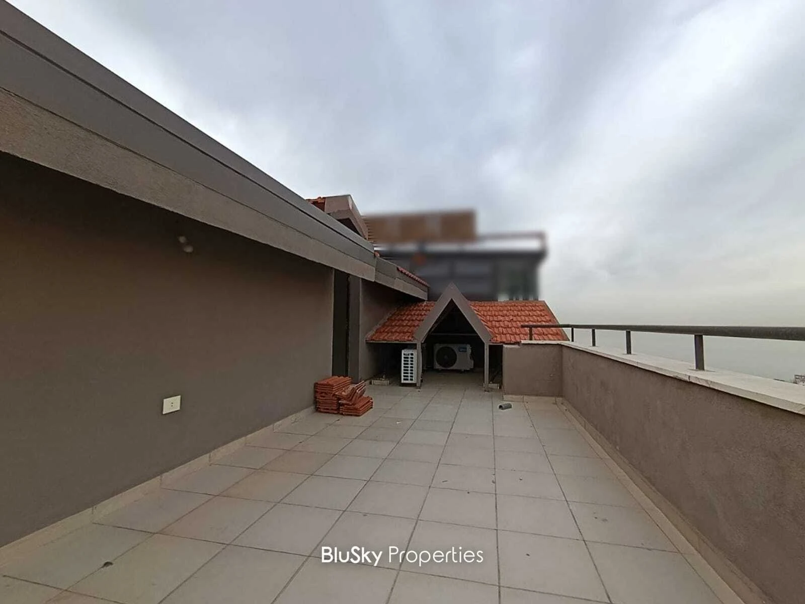 Duplex 155m² Terrace for Sale in Bouar — الصورة 2
