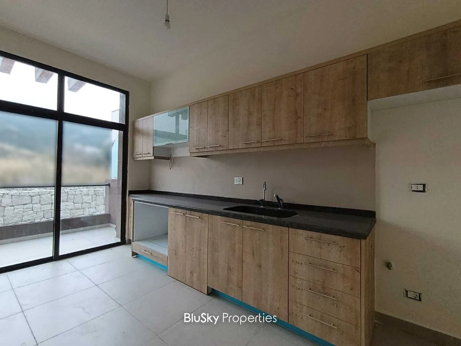 Duplex 155m² Terrace for Sale in Bouar — الصورة 3