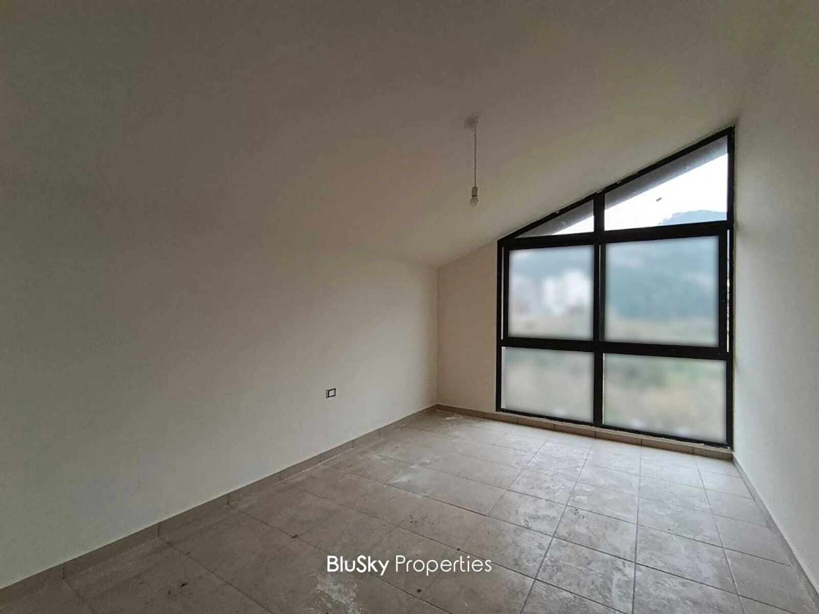 Duplex 155m² Terrace for Sale in Bouar — الصورة 4