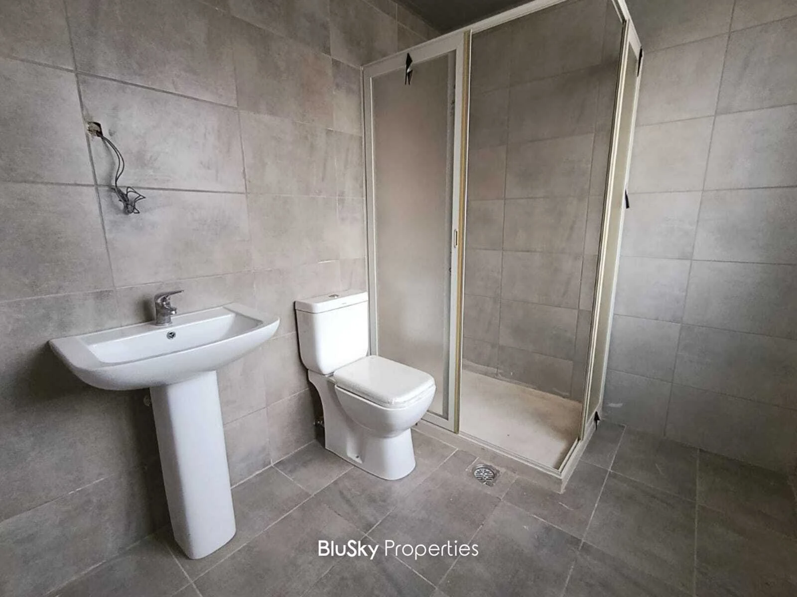 Duplex 155m² Terrace for Sale in Bouar — الصورة 5