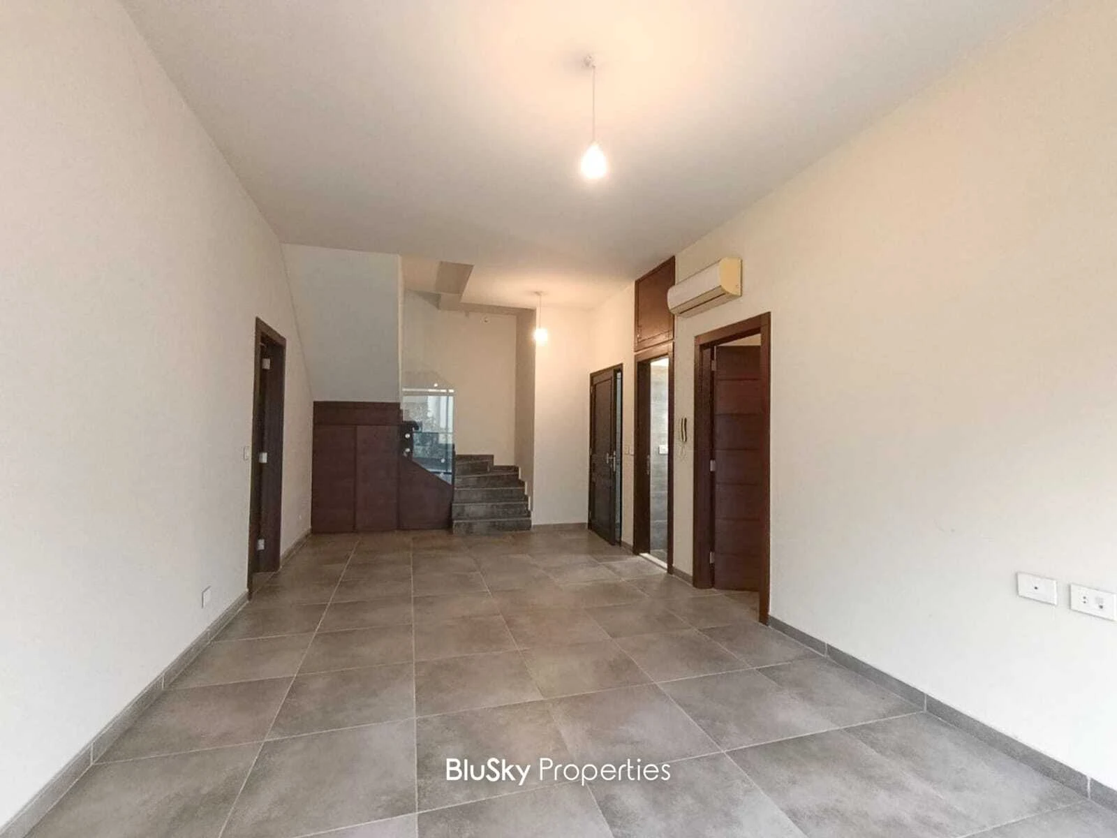 Apartment 155m² Terrace for Sale in Bouar — photo 2