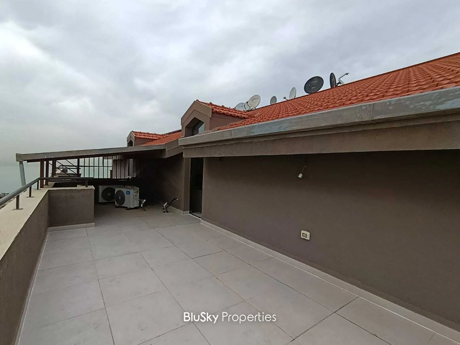 Apartment 155m² Terrace for Sale in Bouar — photo 3