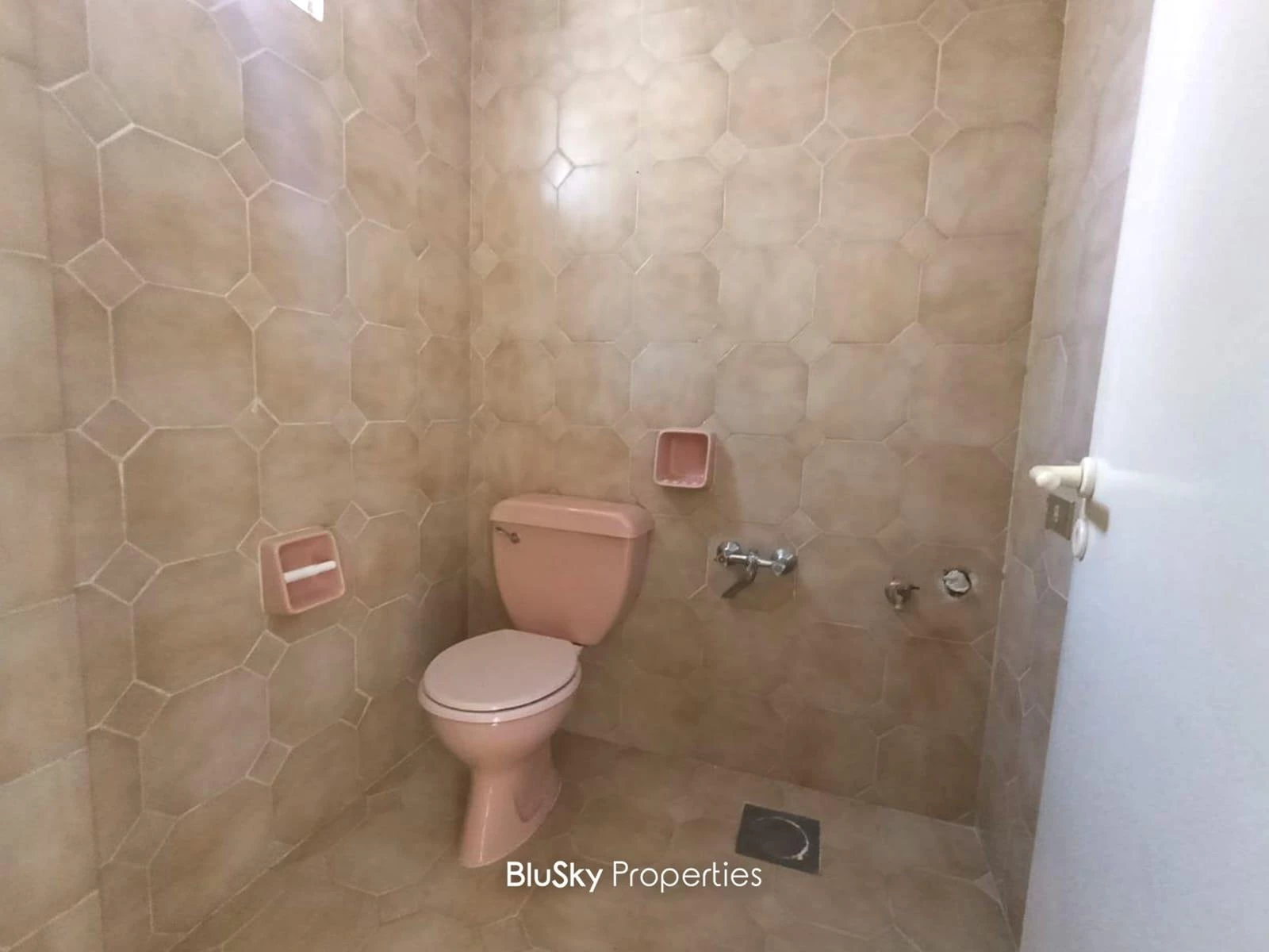 Apartment 200m² for Sale in Bouar — الصورة 4