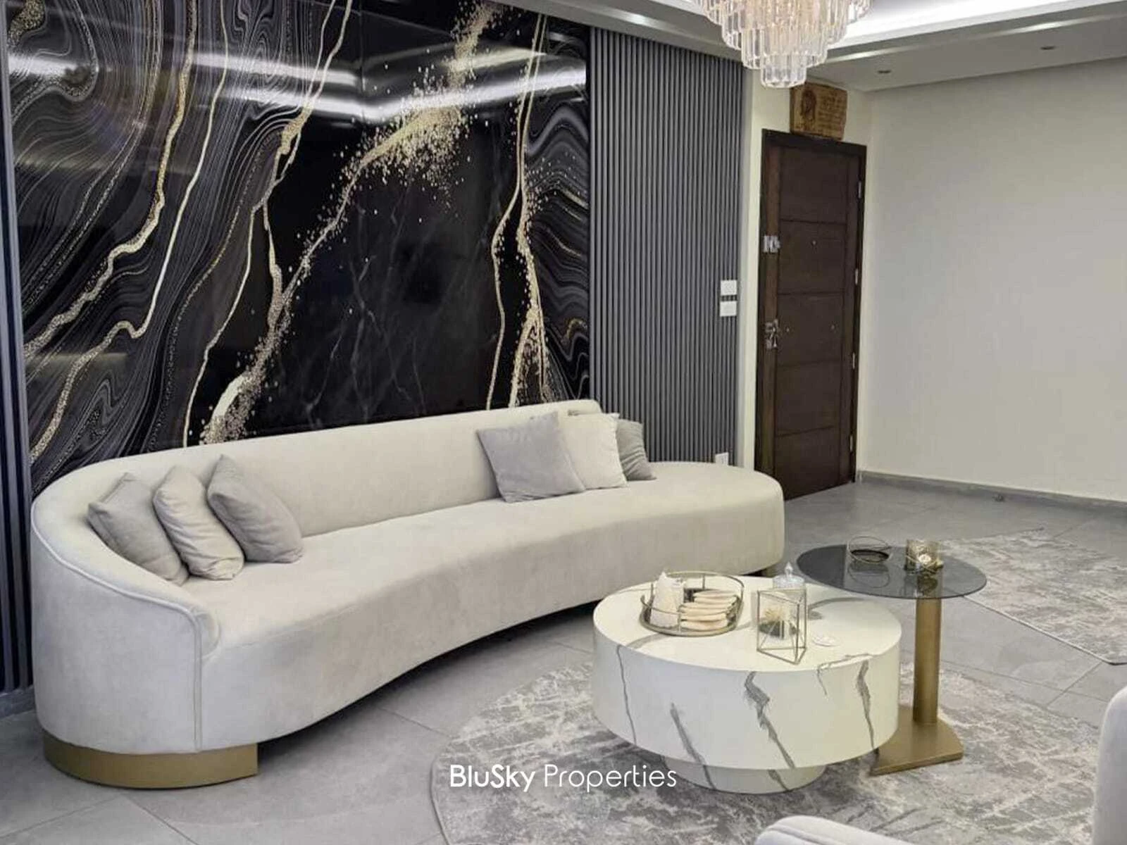 Duplex 225m² with Terrace for Sale in Bouar — الصورة 2