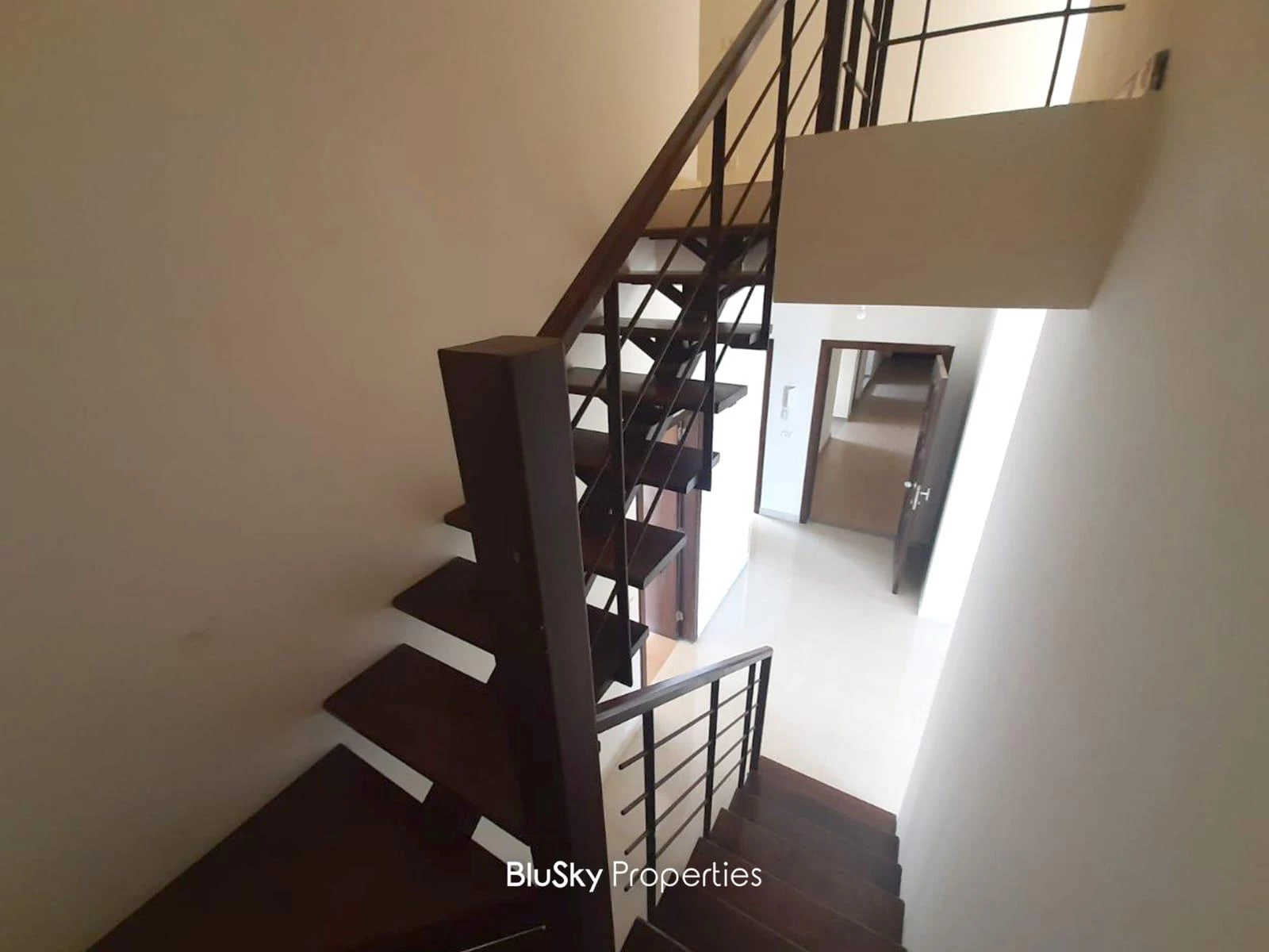 Duplex 330m² Sea View for Sale in Bouar — الصورة 2