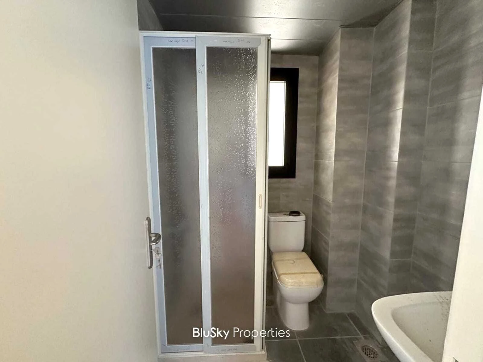 Apartment 97m² Garden for Rent in Bouar — photo 2