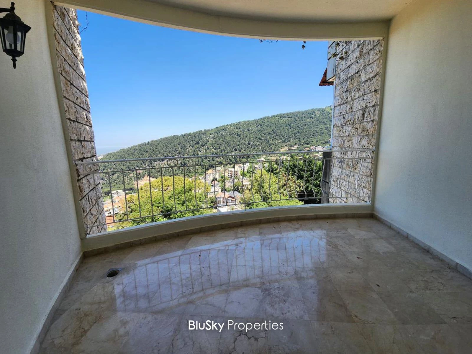 Apartment 100m² Balcony for Rent in Broumana — الصورة 3