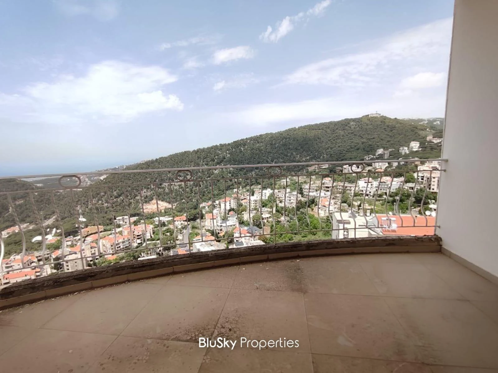 Apartment 150m² Balcony for Sale in Broumana — الصورة 3