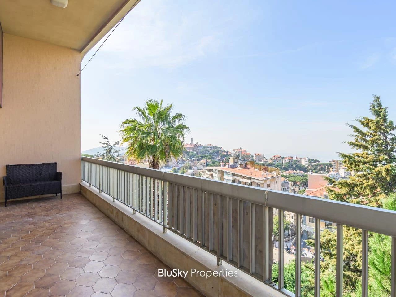 Apartment 200m² Balcony for Rent in Broumana — photo 2