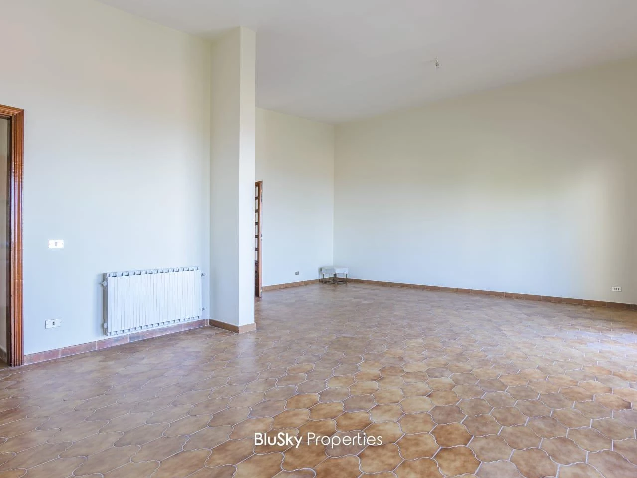 Apartment 200m² Balcony for Rent in Broumana — photo 3