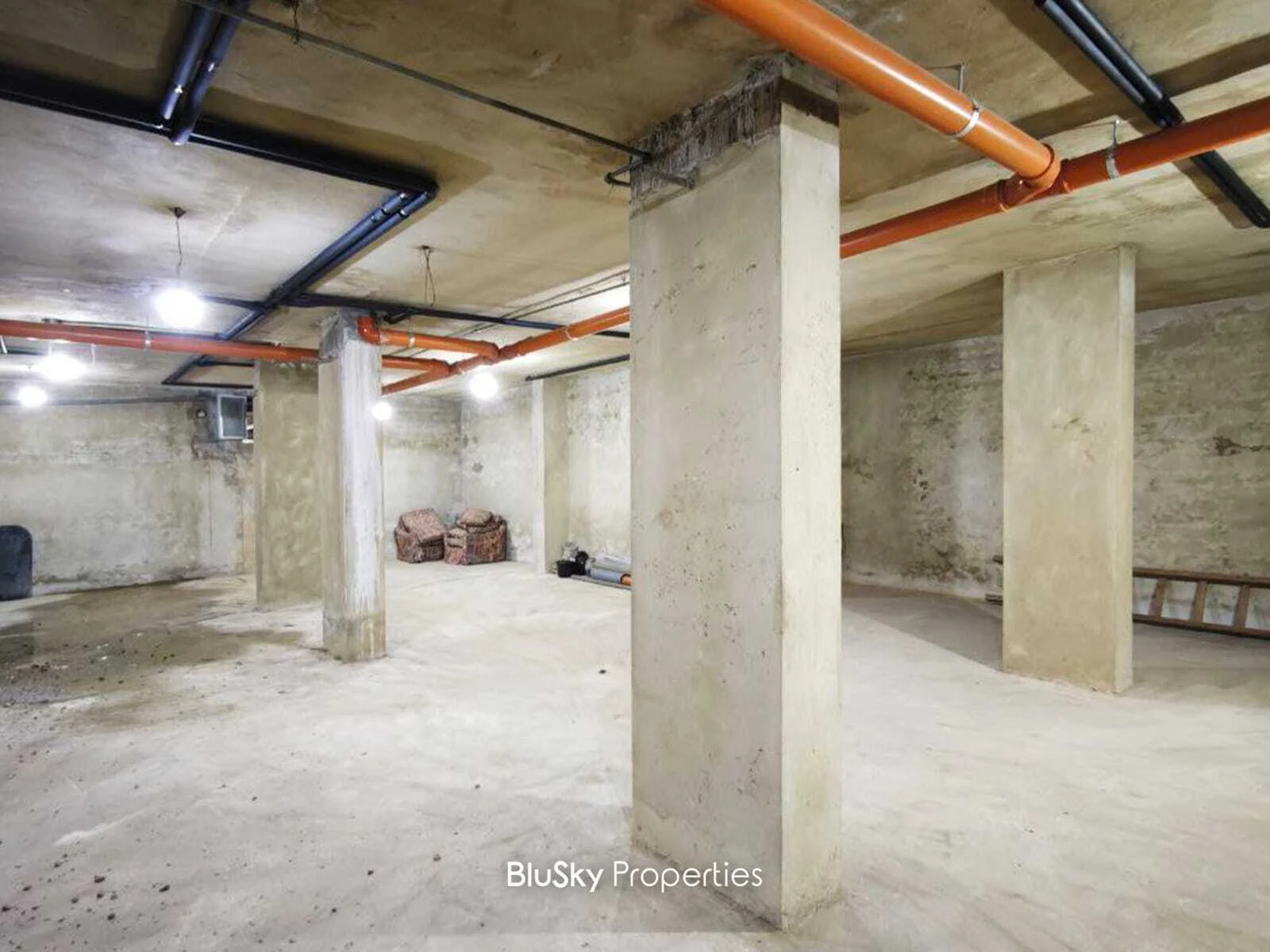 Warehouse 230m² for Sale in Broumana
