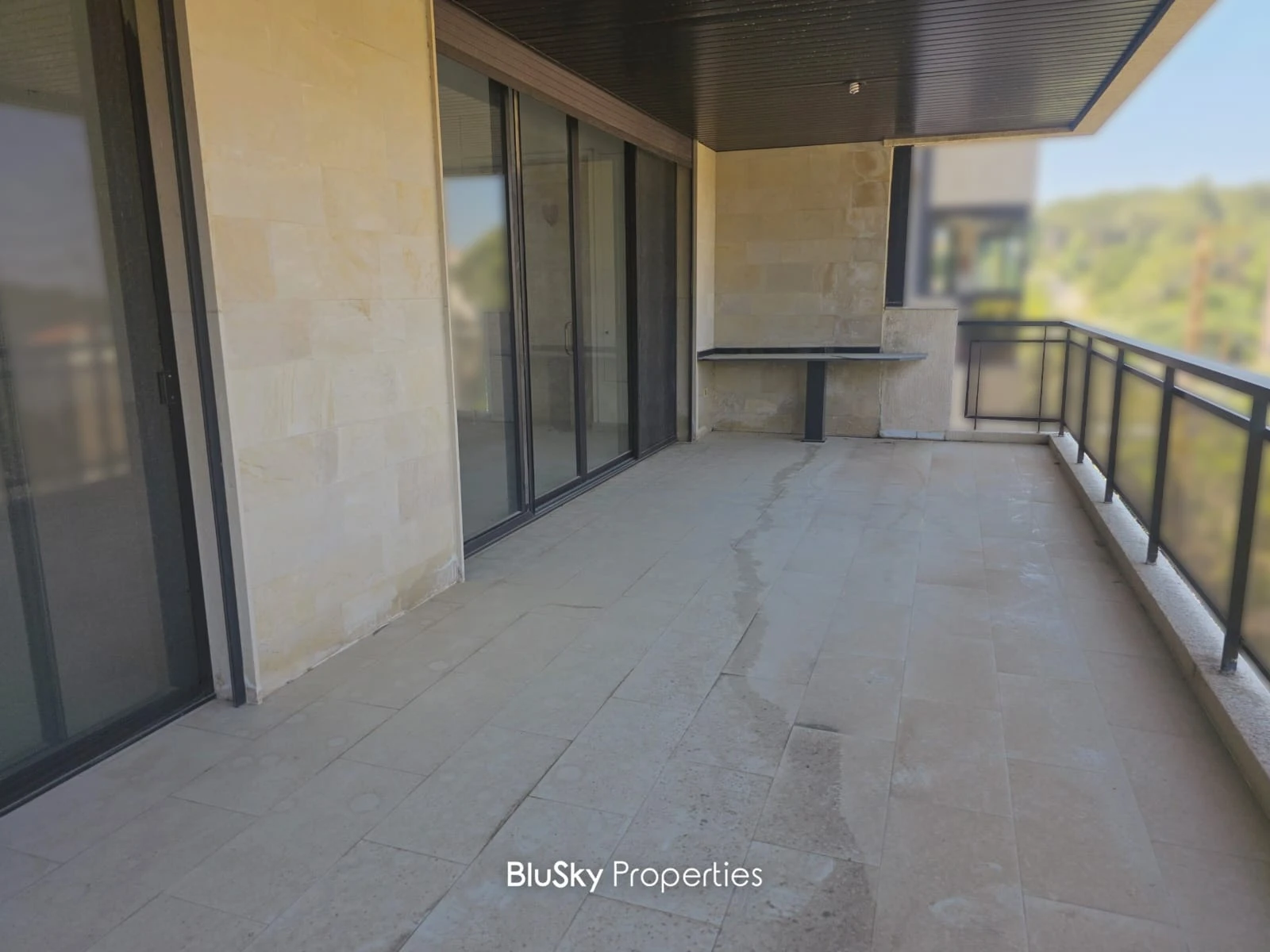 Apartment 264m² with Balcony for Sale in Broumana — photo 2