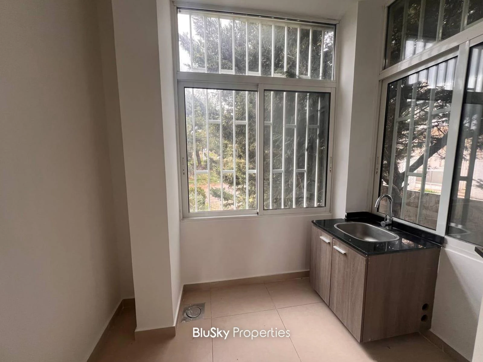 Apartment 400m² Balcony for Rent in Broumana — الصورة 4