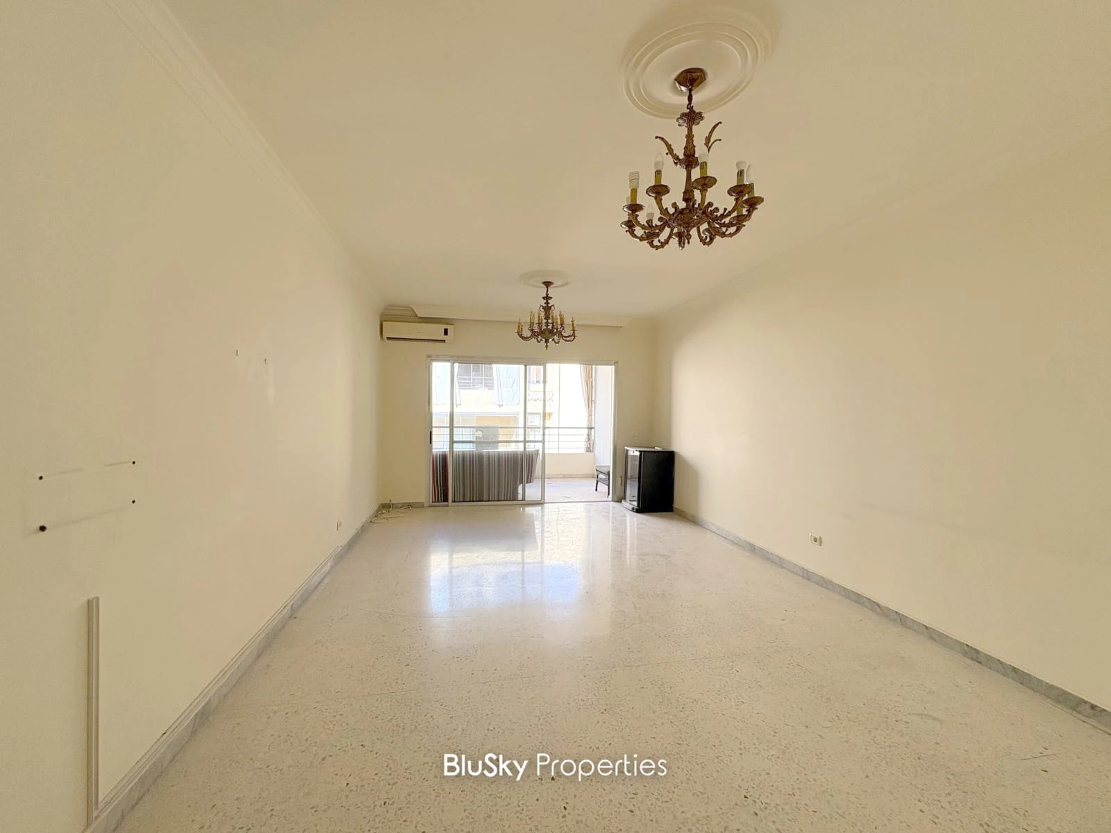 Apartment 140m² with Balcony for Sale or Rent in Bsalim
