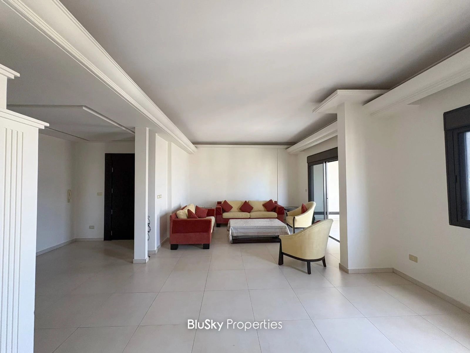 Apartment 180m² with Balcony for Rent in Bsalim
