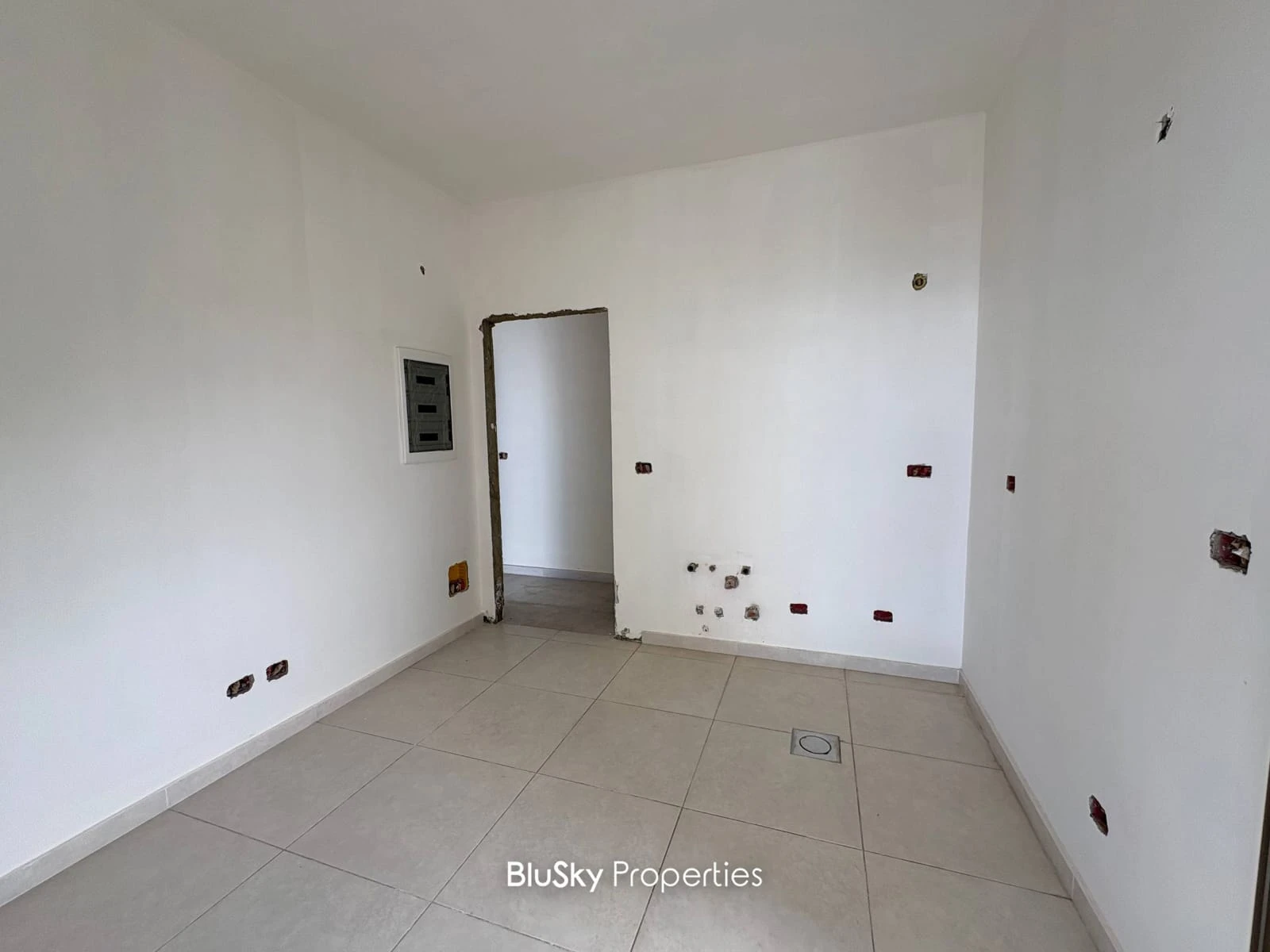 Apartment 182m² with Roof for Sale in Bsalim — الصورة 3