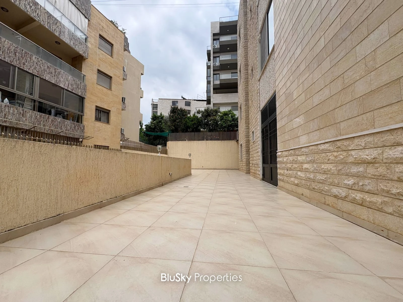 Apartment 215m² with Terrace for Rent in Bsalim — الصورة 2