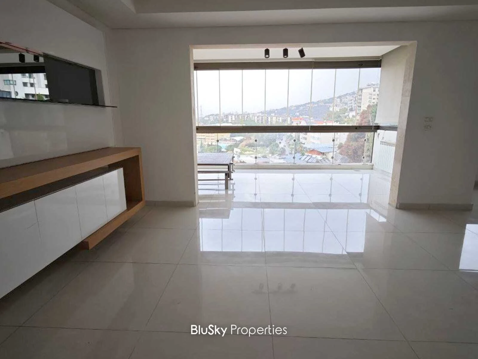 Apartment 250m² Sea View for Sale or Rent in Bsalim — الصورة 2