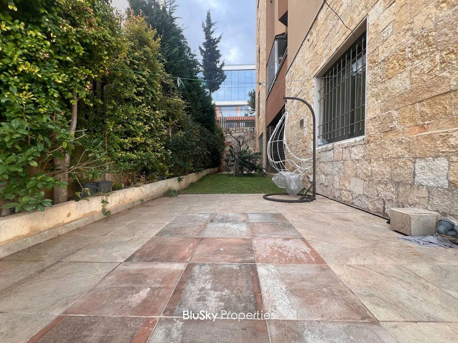 Apartment 300m² Terrace for Sale or Rent in Bsalim