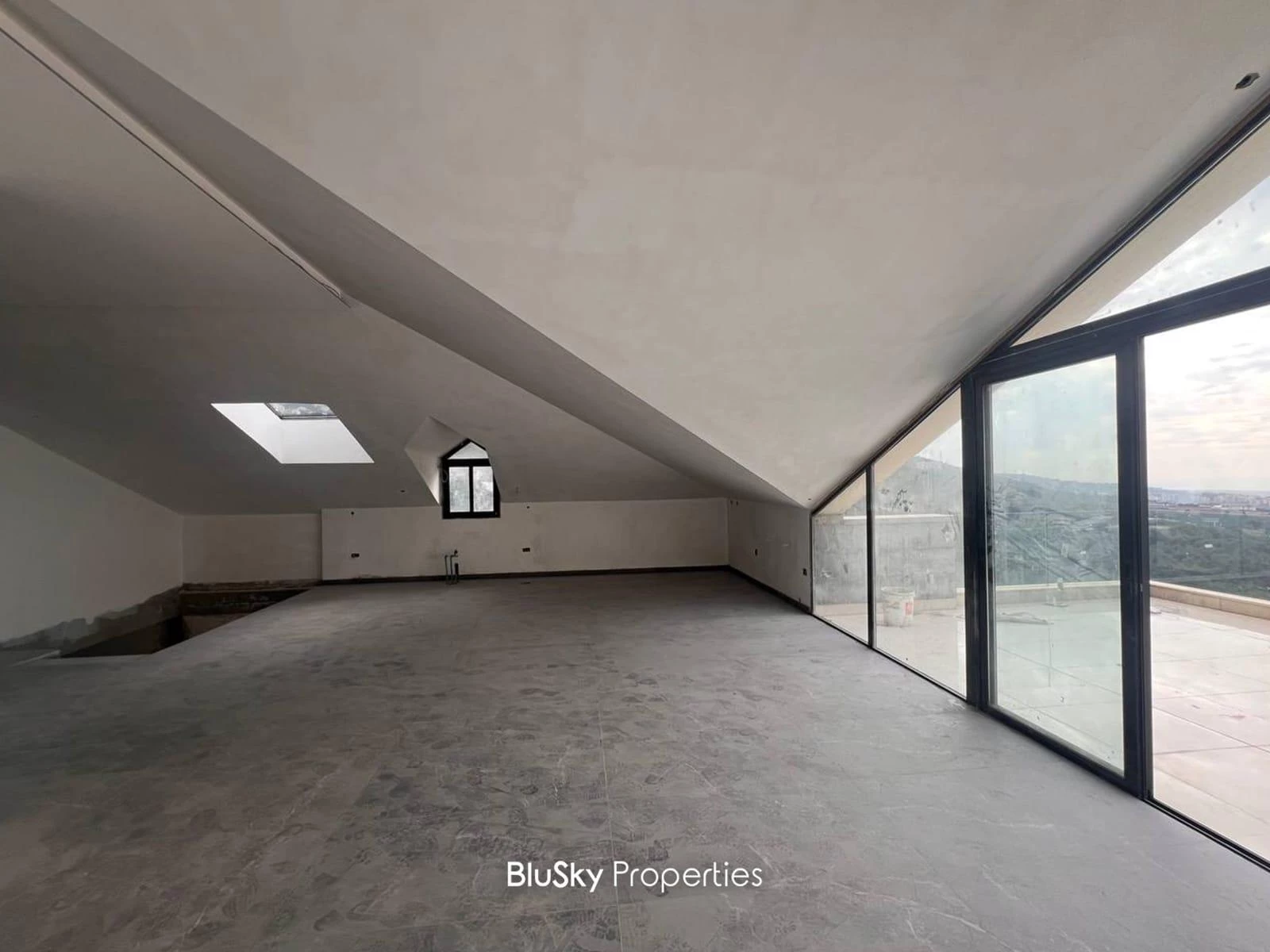 Duplex 380m² Terrace for Sale in Bsalim — photo 3