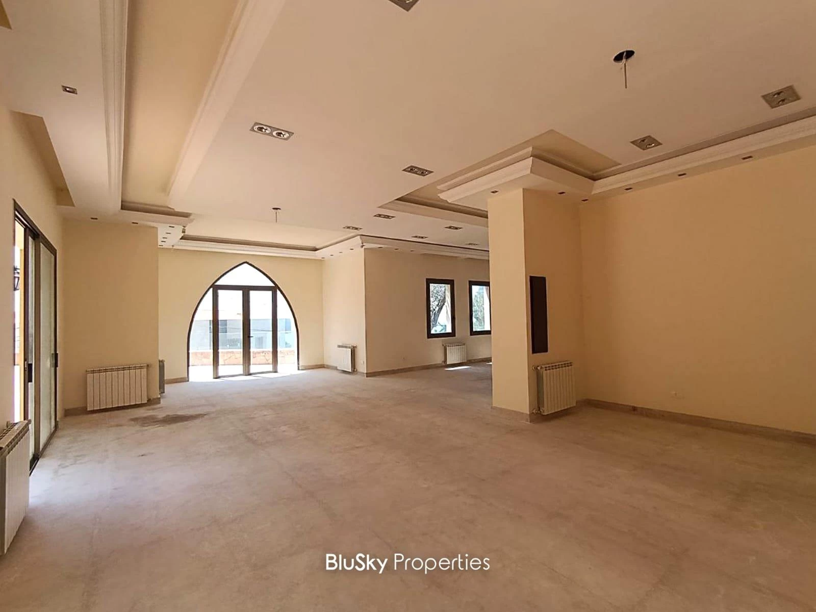 Villa 1,533m² Terrace for Sale in Chnaniir