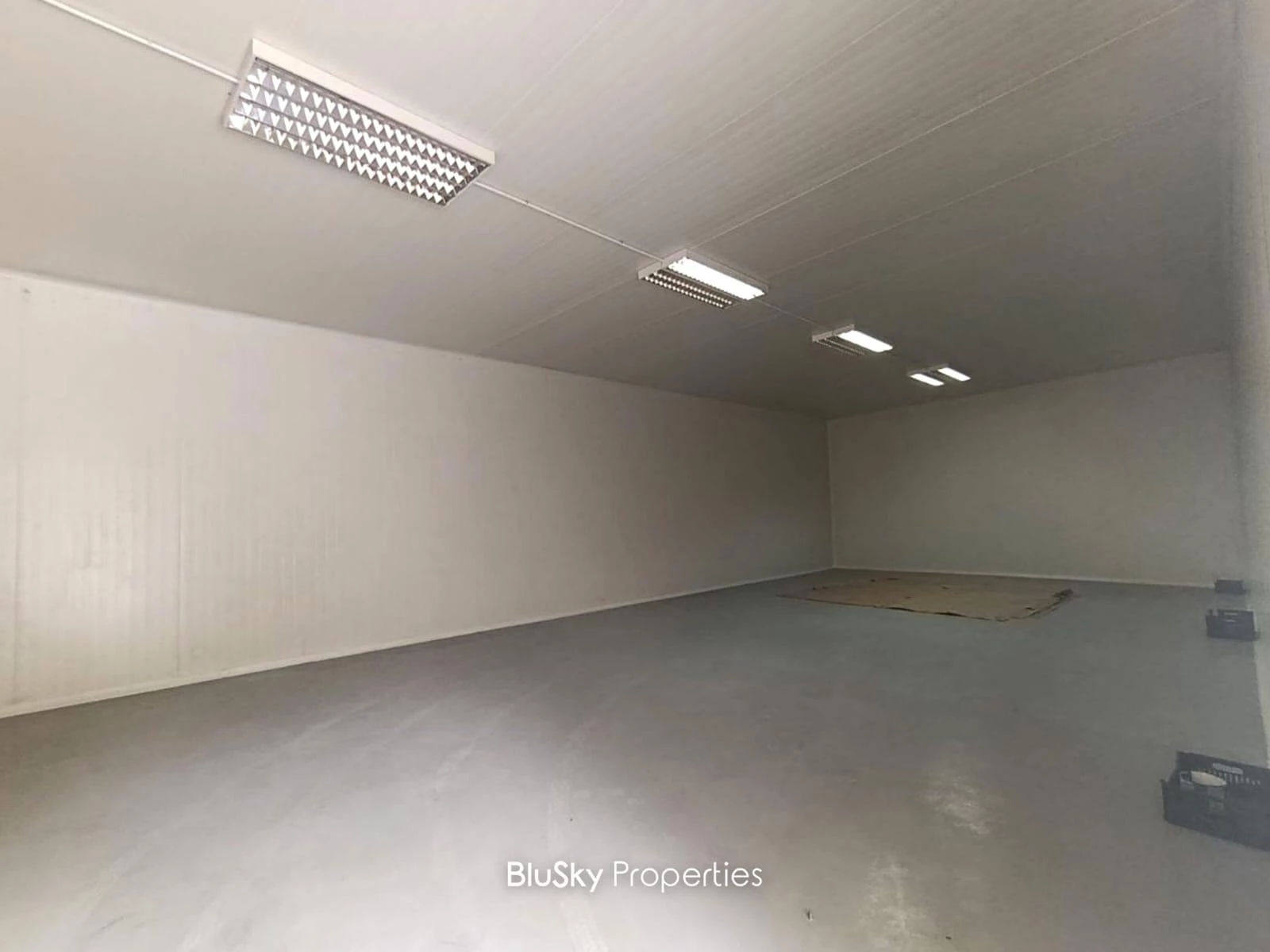 Warehouse 300m² for Rent in Chnaniir — photo 2