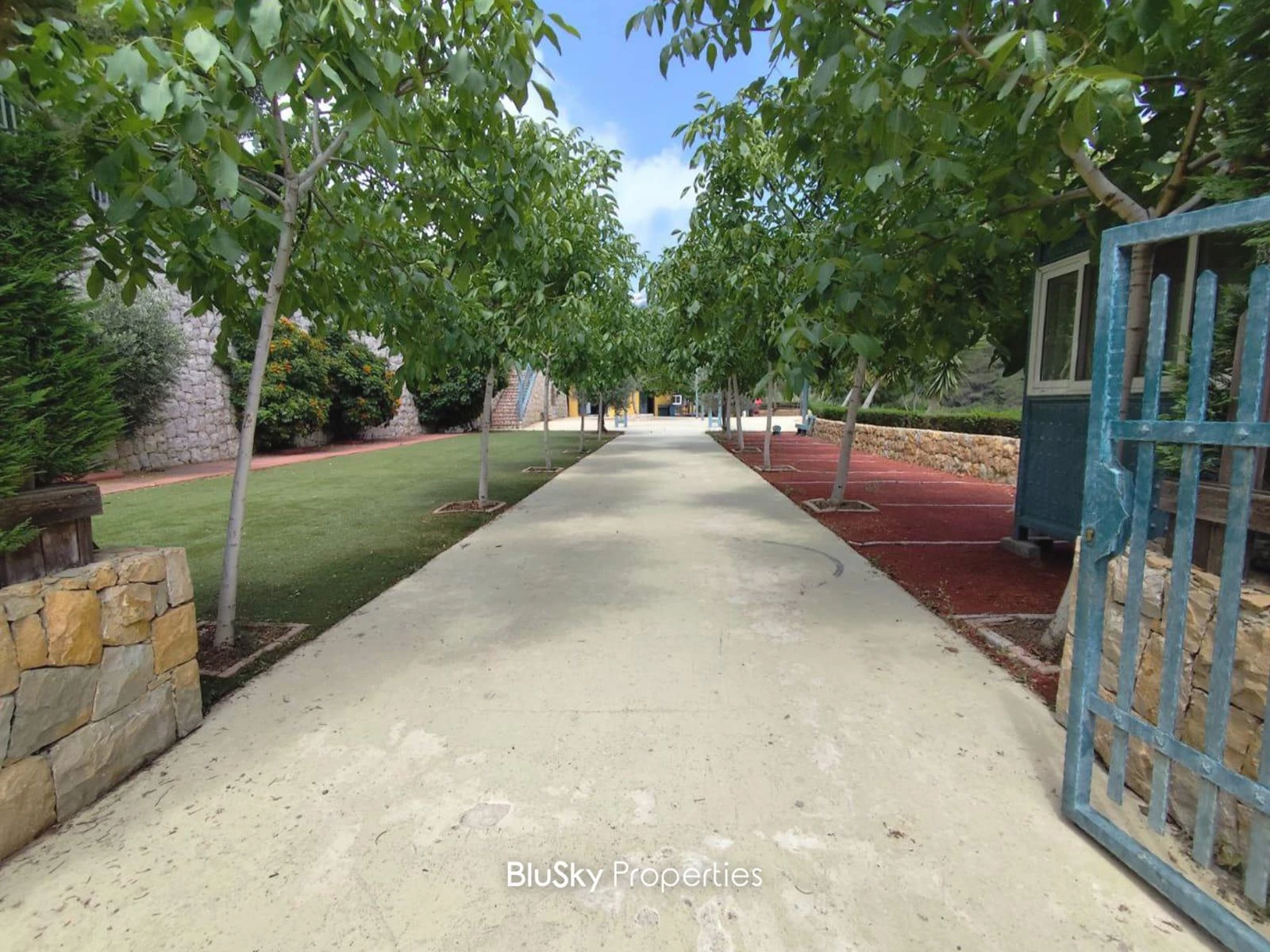 Land 2,000m² for Rent in Daroun — photo 1