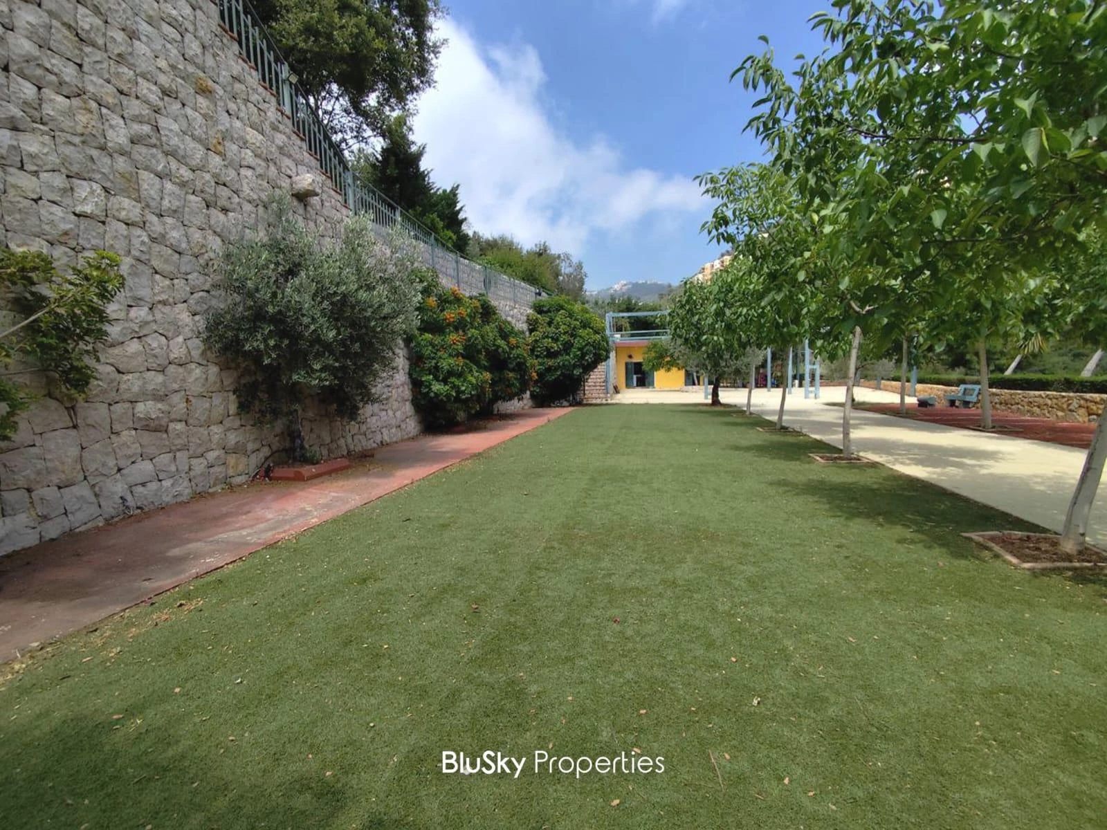 Land 2,000m² for Rent in Daroun — photo 2