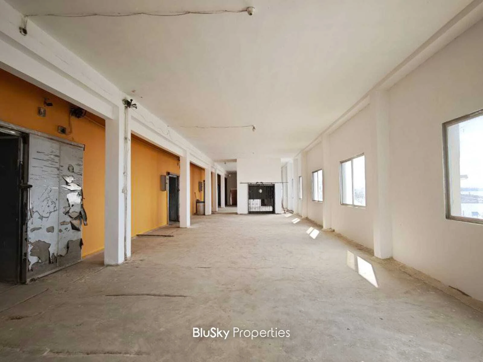Warehouse 2,000m² for Rent in Dbayeh