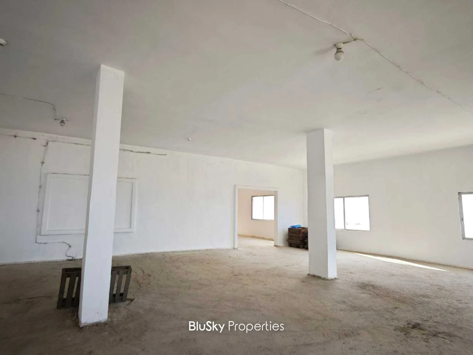 Warehouse 2,000m² for Rent in Dbayeh — photo 2