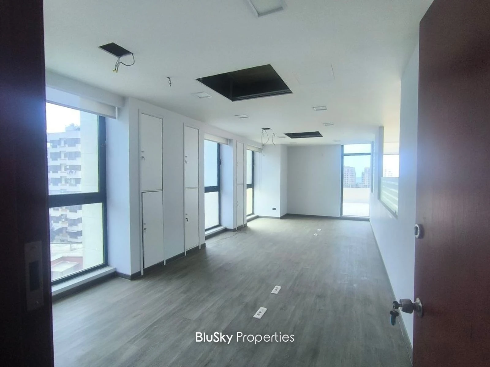 Office 340m² with Terrace for Rent in Dbayeh — الصورة 3