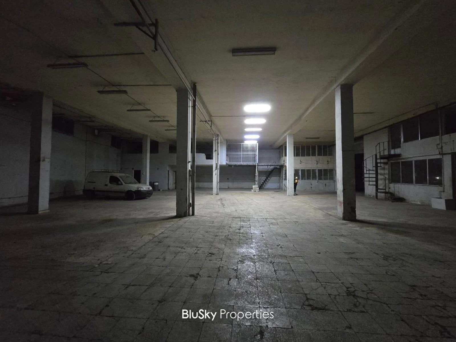 Warehouse 1161m² for Sale in Dekweneh