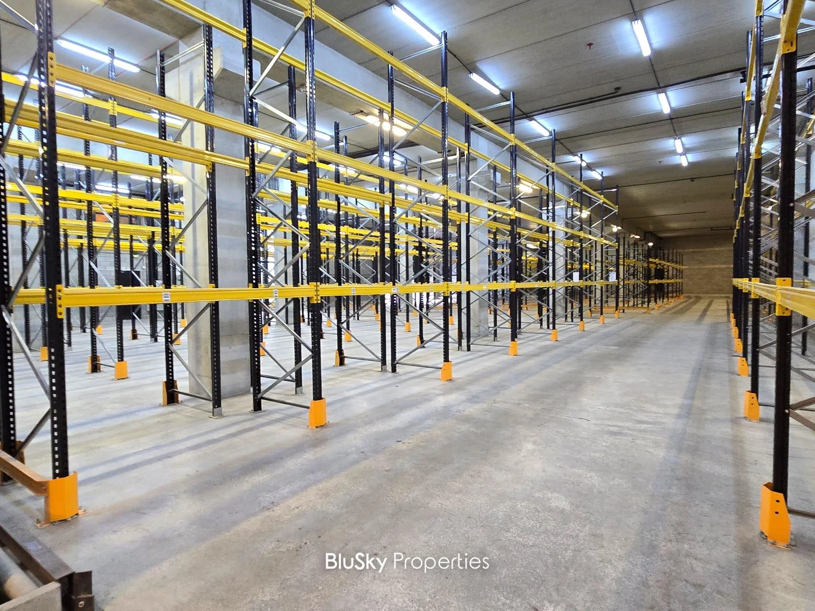 Warehouse 1,800m² for Rent in Ras El Dekweneh — photo 2